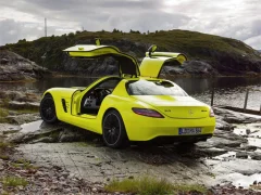 Peli Mercedes-Benz SLS E-Cell Puzzle verkossa