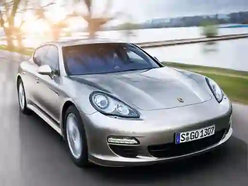 Peli Porsche Panamera Puzzle verkossa